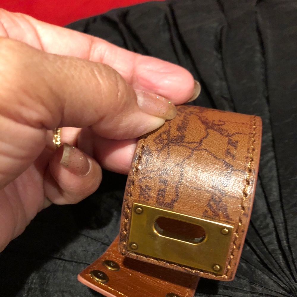 Accessory - Picture 8 of 11